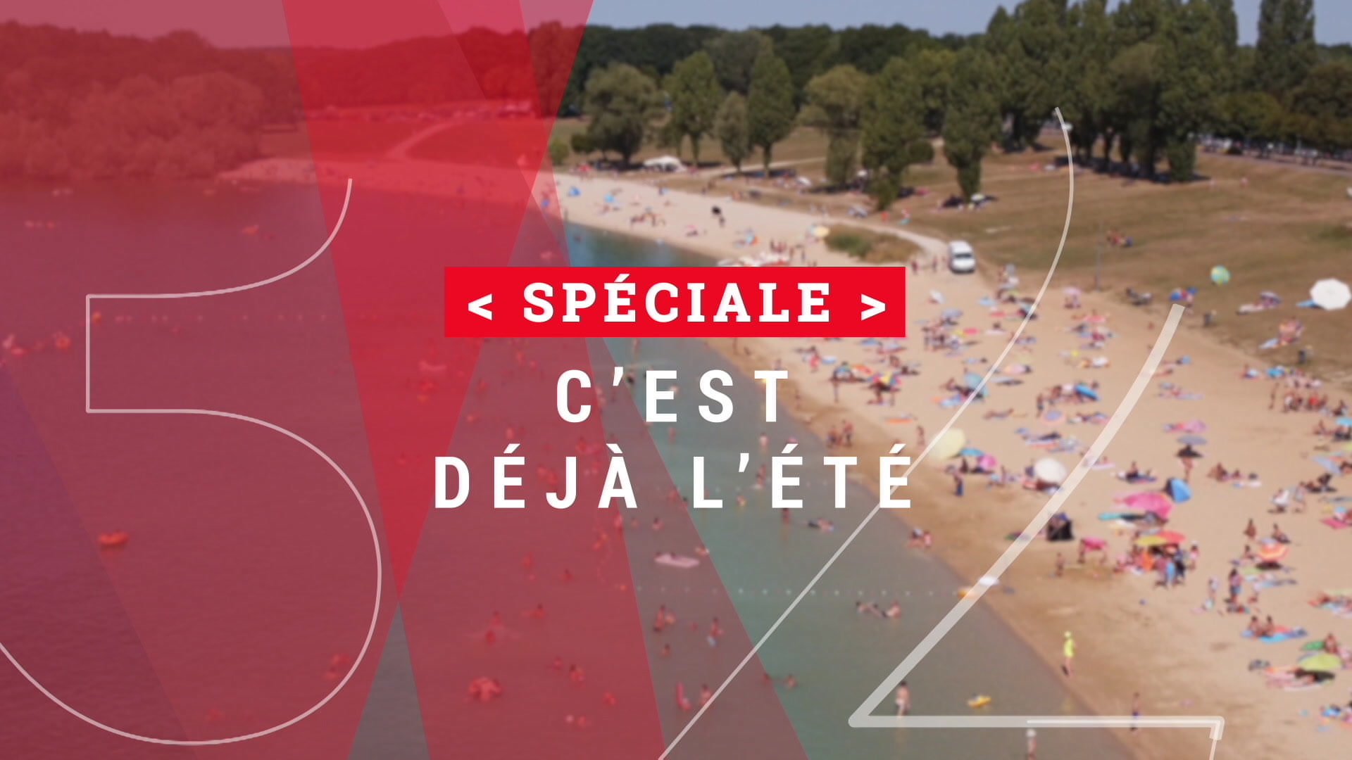 Affiche Code Rouge à Clairvaux avec lanterne, dossier et clés sur une table sombre