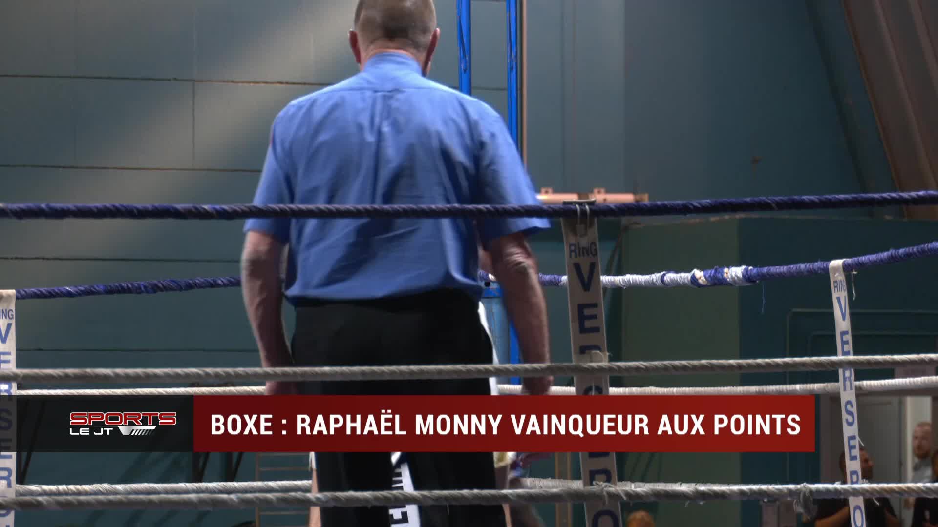 Arbitre en chemise bleue dans un ring de boxe avec cordes bleues.