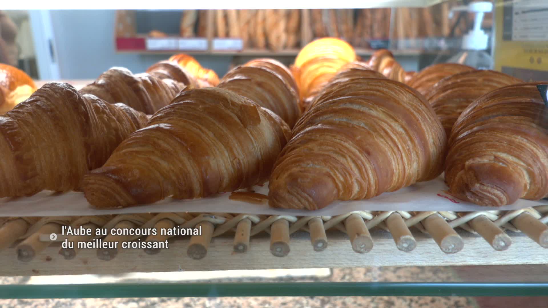 Charlène, boulangère de Sainte-Maure, dans sa boutique avec ses croissants