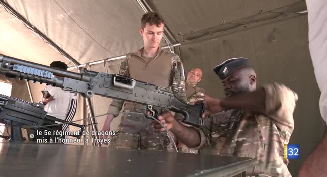 Chars militaires du 5e régiment de dragons exposés dans le centre-ville de Troyes