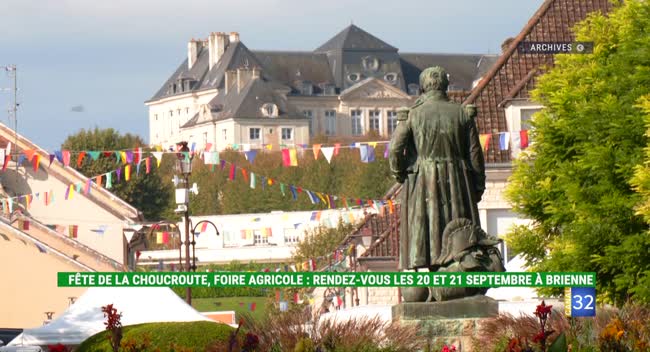 Château de Brienne-le-Château avec statue en premier plan et banderoles colorées pour la fête de la choucroute