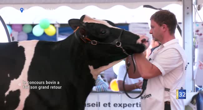 Éleveur présentant une vache Prim'Holstein au concours bovin de Brienne-le-Château