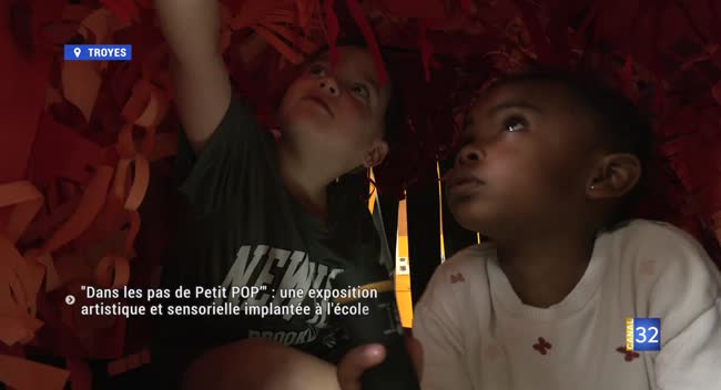 Enfants découvrant le parcours sensoriel du Petit Chaperon rouge à l'école maternelle Diderot à Troyes