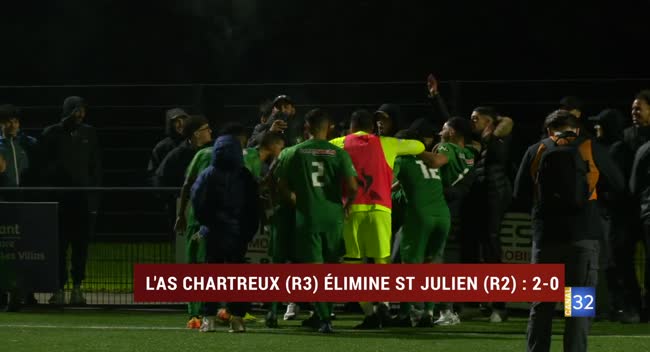 Équipe AS Chartreux célébrant sa victoire au stade de la Burie