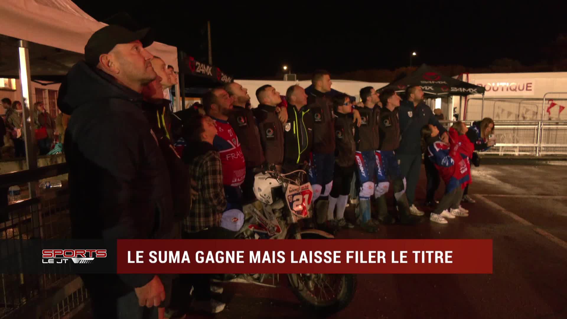 Équipe de motoball Suma célébrant une victoire de nuit sur un circuit.