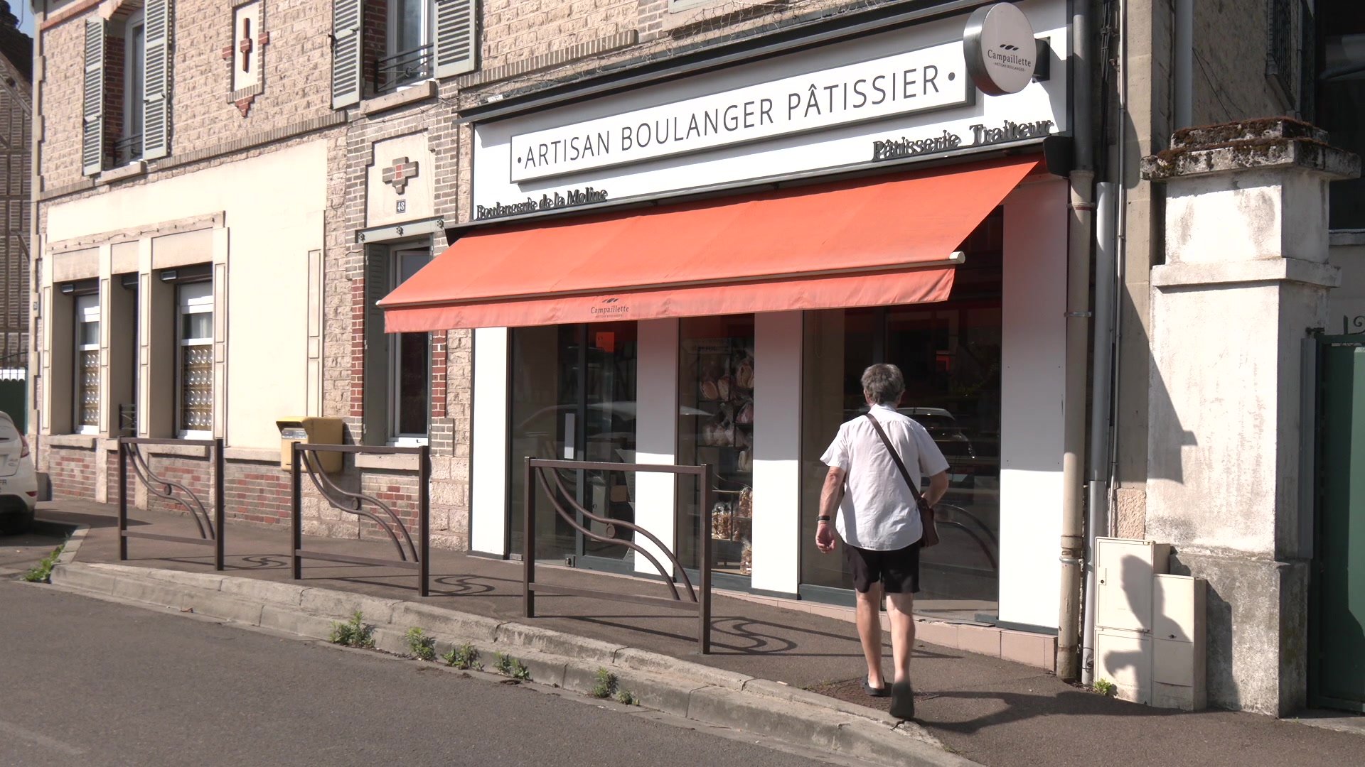 Flan individuel rond posé sur une vitrine en verre dans une boulangerie artisanale