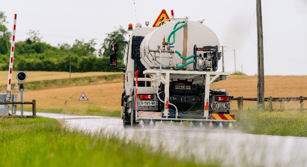 Fortes chaleurs : le Département mise sur l’épandage de lait de chaux pour les routes