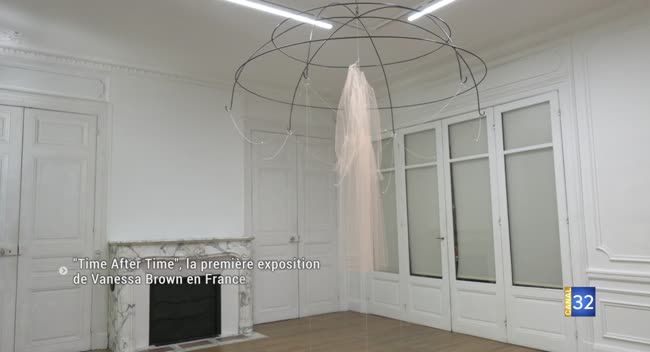 Installation de Vanessa Brown au centre Passages Troyes, structure métallique suspendue avec tissu blanc