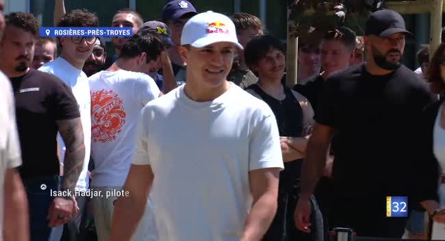 Isack Hadjar avec sa monoplace Red Bull Racing lors de sa visite à l'Université de Technologie de Troyes