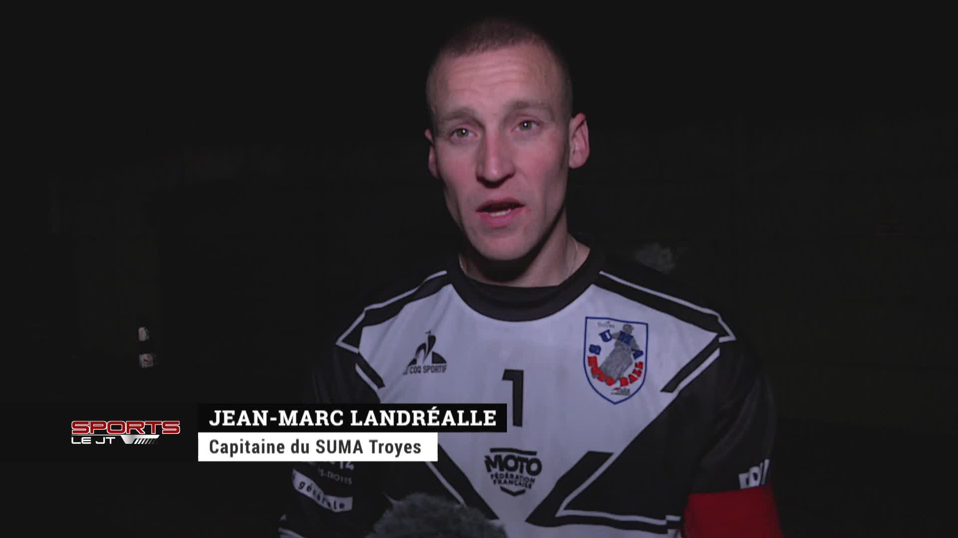Jean-Marc Landréalle, capitaine du SUMA Troyes, en tenue de motoball blanc et noir.