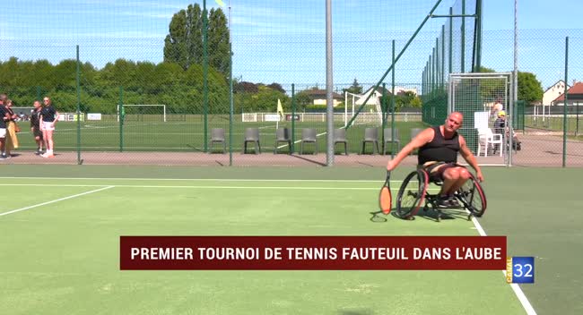 Joueur de tennis fauteuil sur un court lors du tournoi de Rosières-près-Troyes