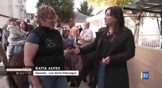 Journaliste interrogeant une visiteuse à la Foire de la Saint-Simon 2025 à Nogent-sur-Seine
