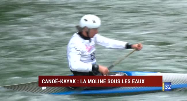 Kayakiste en slalom sur le bassin de la Moline à Saint-Julien-les-Villas