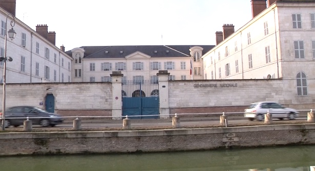 La gendarmerie du quai Dampierre à vendre sur le Bon Coin !
