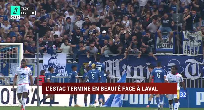 Les joueurs de l'ESTAC Troyes célèbrent leur titre de champion de Ligue 2 au stade de l'Aube