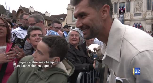 Les joueurs de l'ESTAC célèbrent leur titre de champion de Ligue 2 devant l'hôtel de ville de Troyes