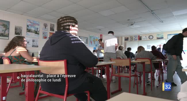 Lycéens passant l'épreuve de philosophie du baccalauréat dans un lycée de Troyes