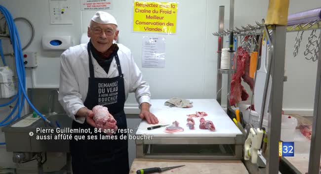 Pierre Guilleminot, 84 ans, boucher à Brienne-le-Château, travaillant à sa table de découpe