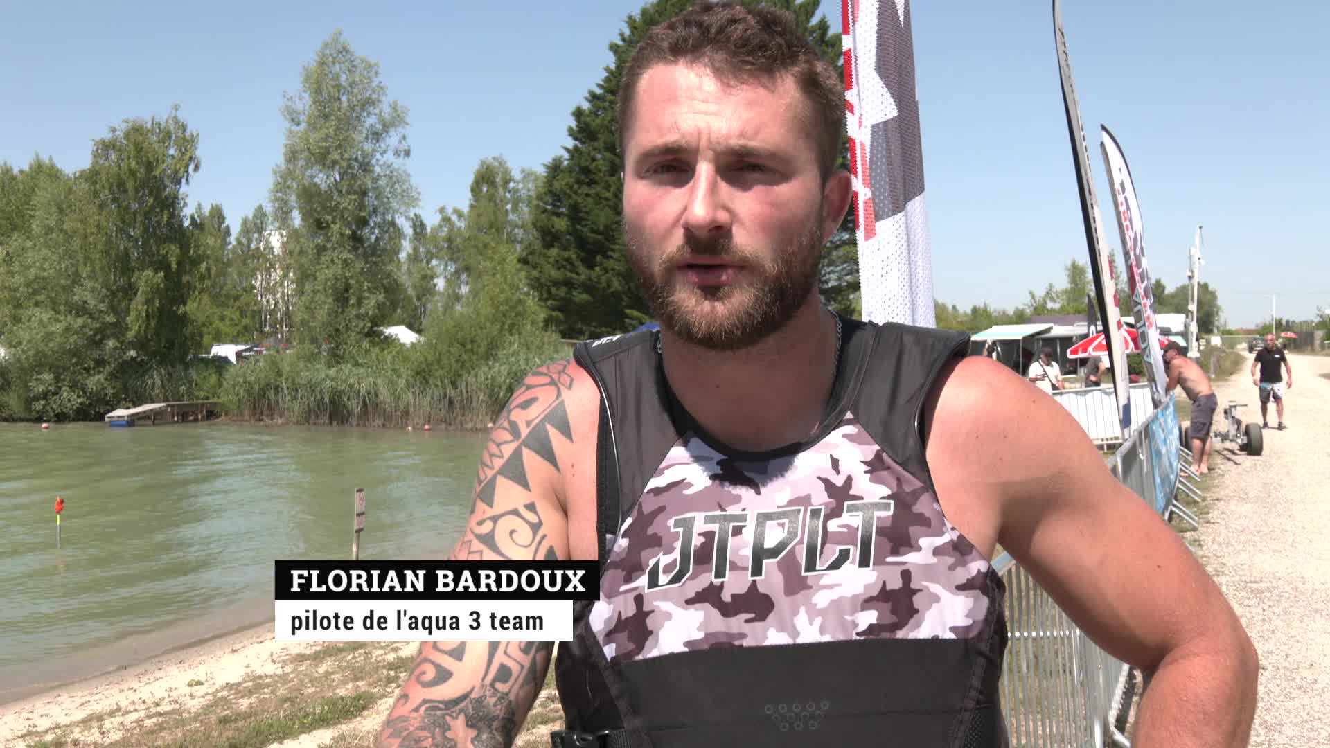 Pilote de jet ski en interview au bord de l'eau à Clérey, équipement de compétition visible.