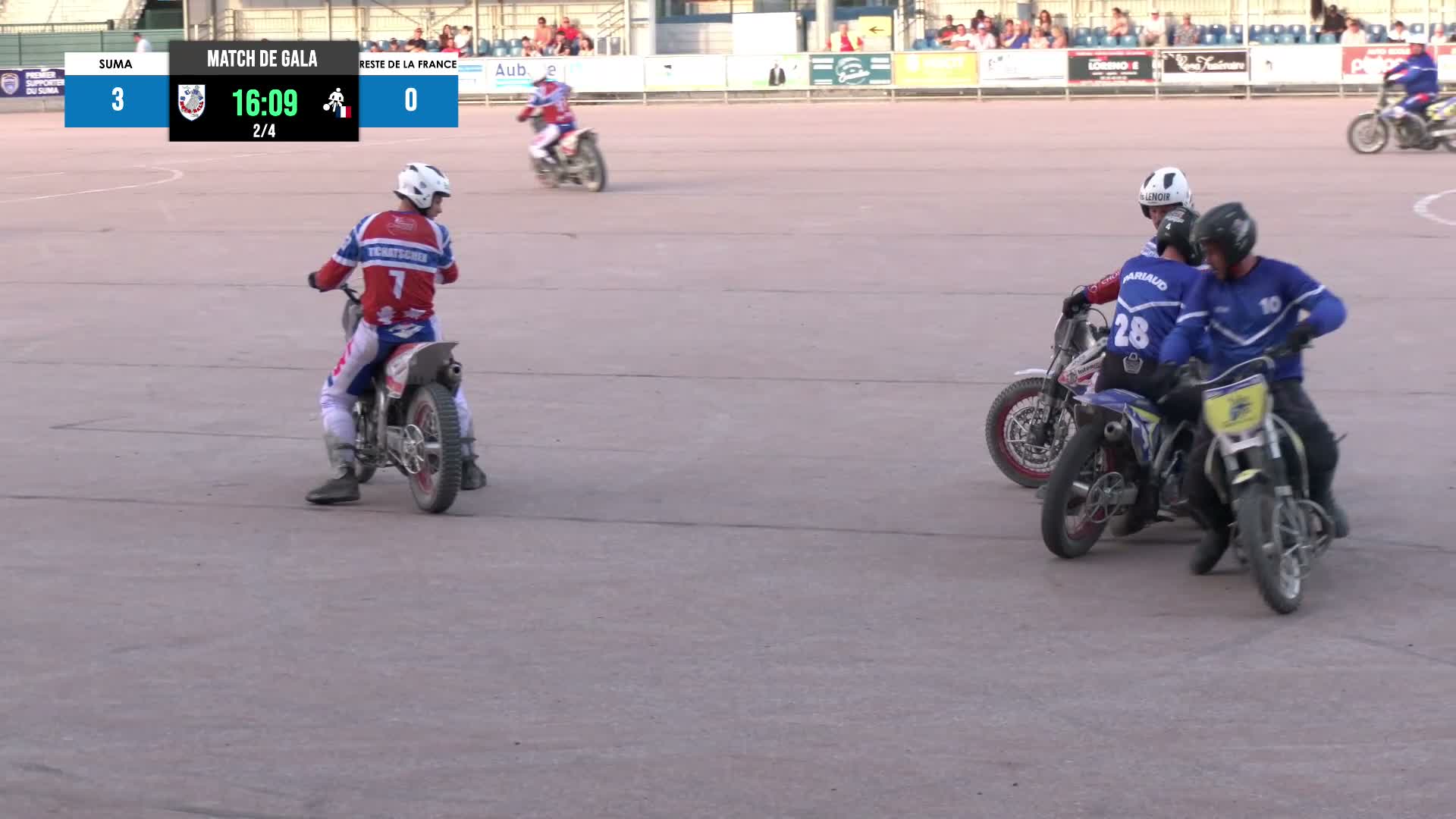 Plateau de studio avec présentateur sportif commentant les matchs du jour