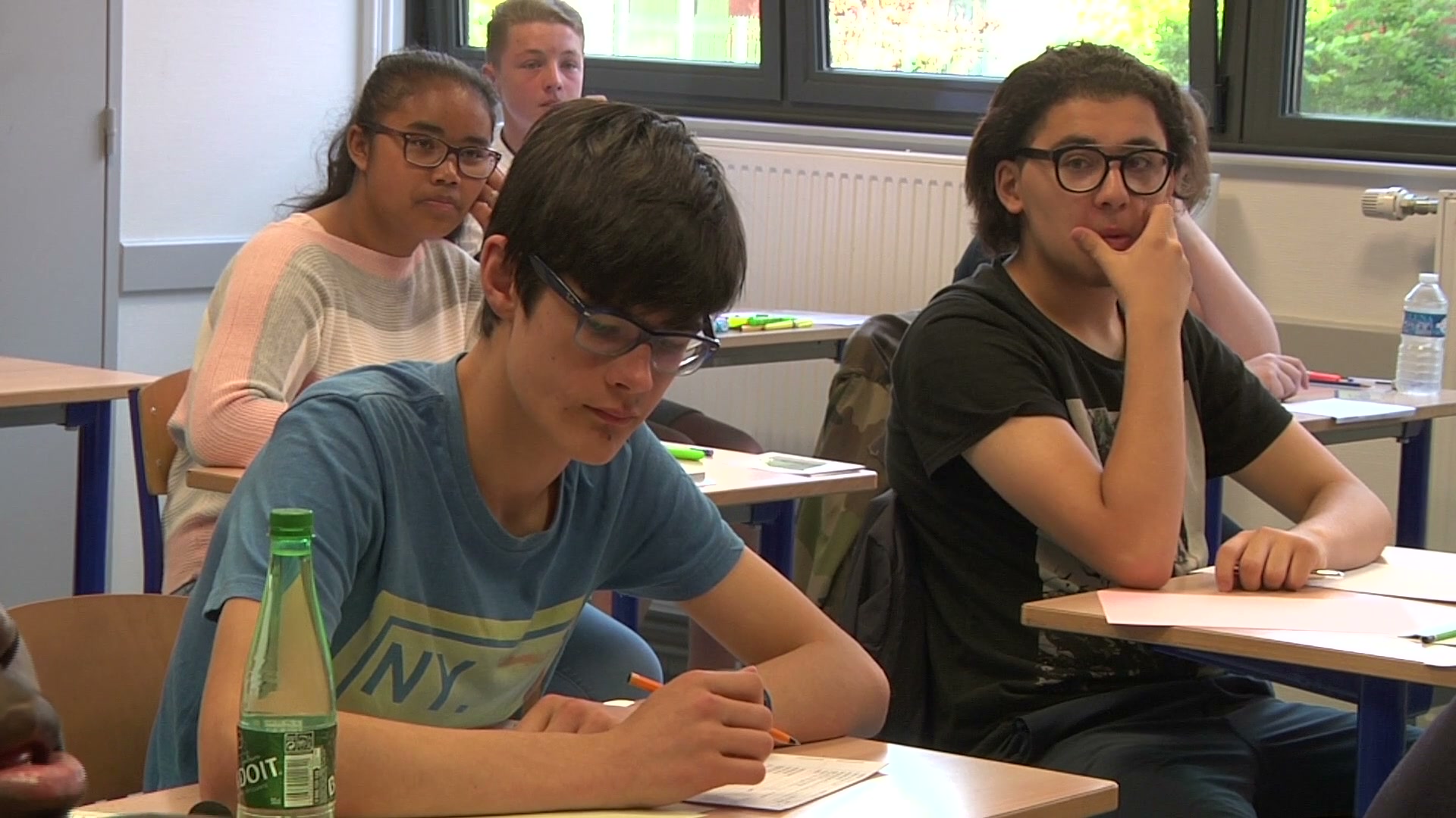 Plateau du journal télévisé de Canal 32 avec présentatrice face caméra