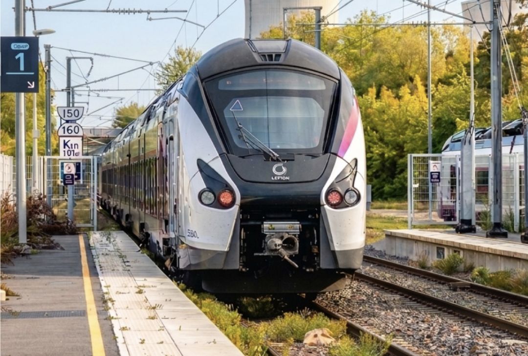 Rame Léman Express à quai dans une gare, vue frontale sur le quai