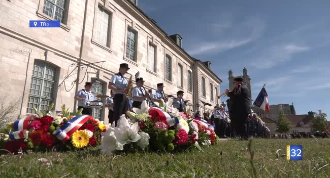 Rassemblement de sapeurs-pompiers lors de la cérémonie sur le parvis de la Cité du Vitrail à Troyes