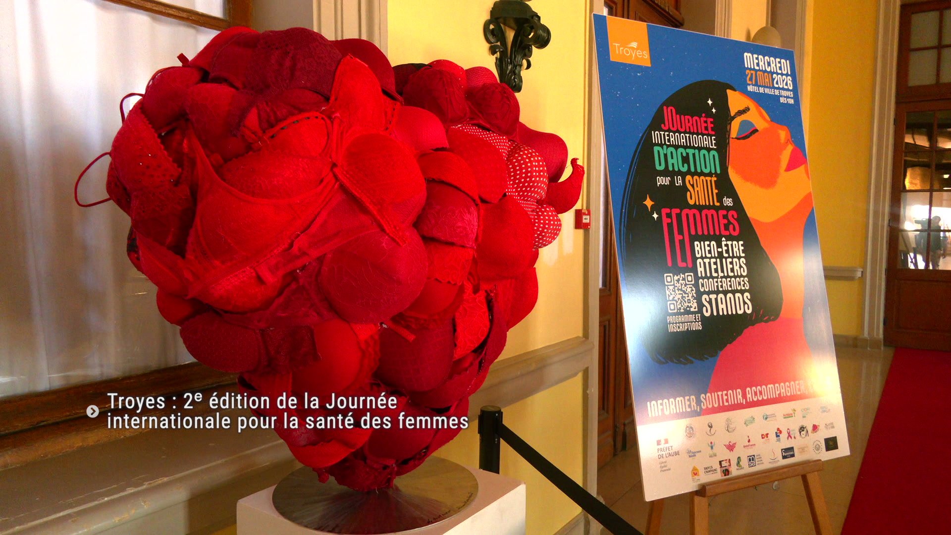 Stands d'information sur le parvis de l'hôtel de ville de Troyes lors de la journée santé des femmes