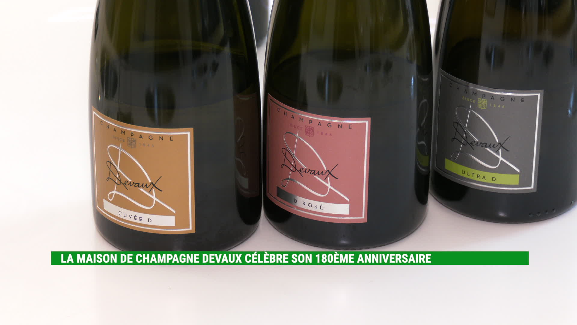 Trois bouteilles de champagne Devaux avec étiquettes de couleurs différentes
