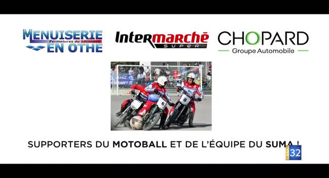 Trois motards en tenue rouge et bleu du motoball, équipe de l'Aube, sur leurs motos lors d'une compétition
