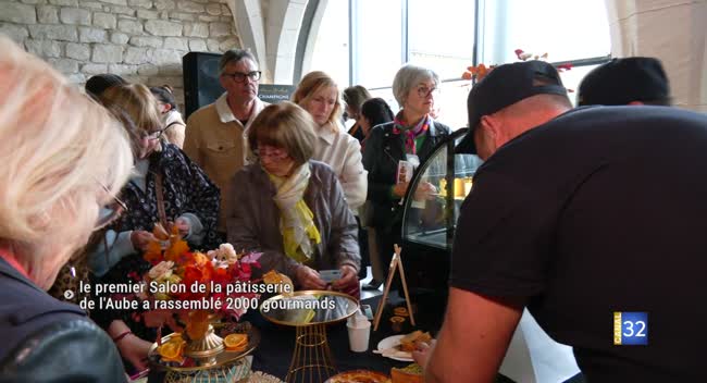 Visiteurs dégustant des pâtisseries au Salon de la Pâtisserie de l'Aube à Saint-Julien-les-Villas