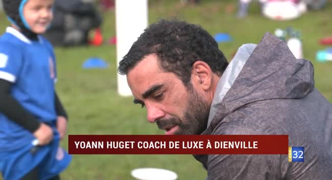 Yoann Huget encadre un jeune joueur lors d'un entraînement au stade de Dienville