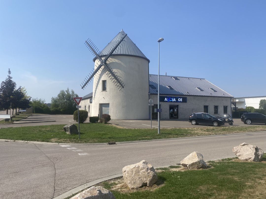 Bâtiment du Moulin Club surmonté d'un moulin à vent à Barberey-Saint-Sulpice