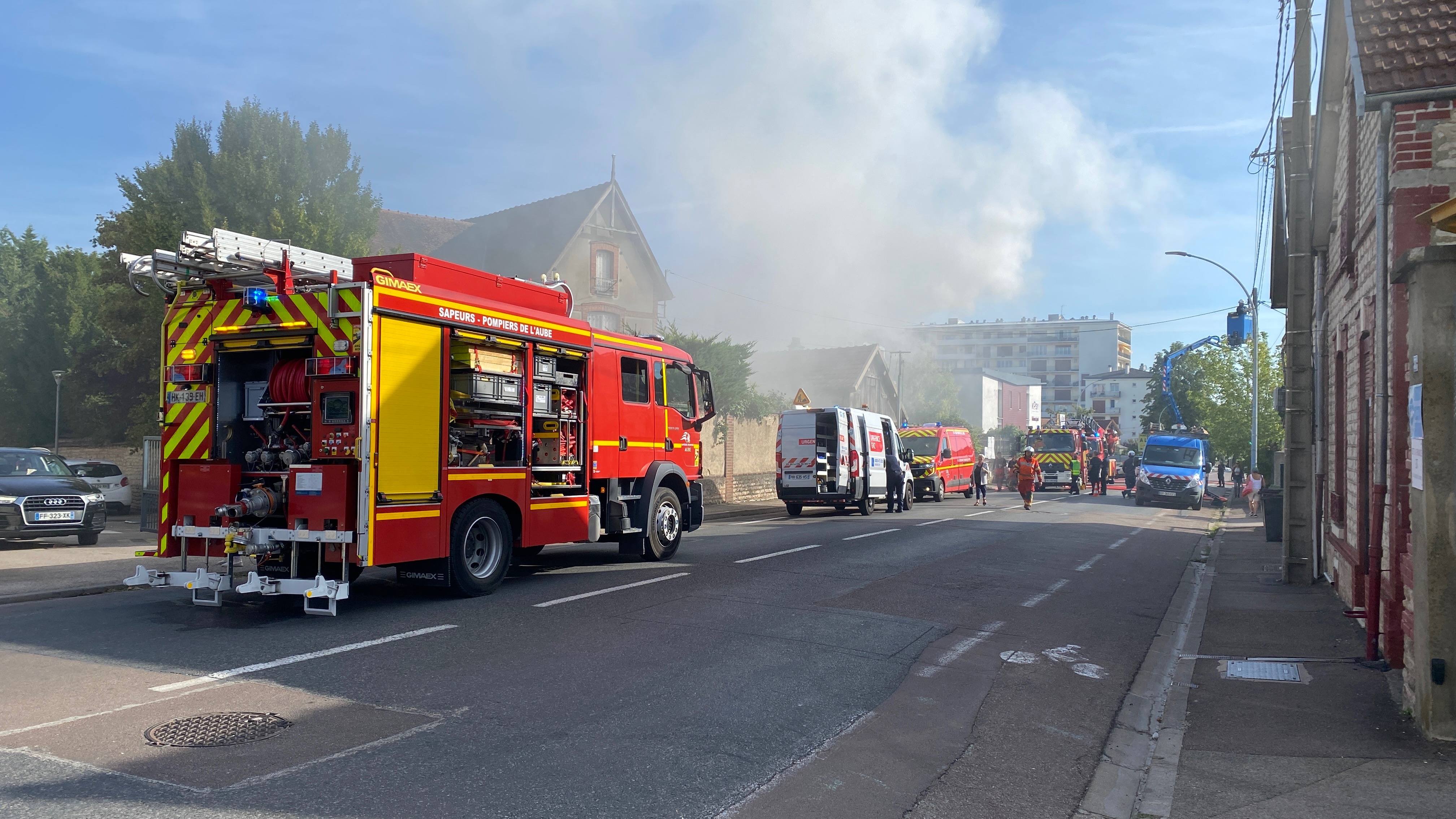 Camion des sapeurs-pompiers de l'Aube et fumée dense dans une rue de Troyes