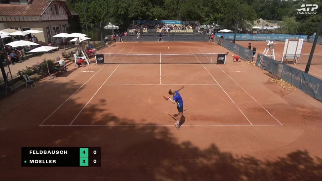 Joueur de tennis en action sur un court en salle lors d'un match