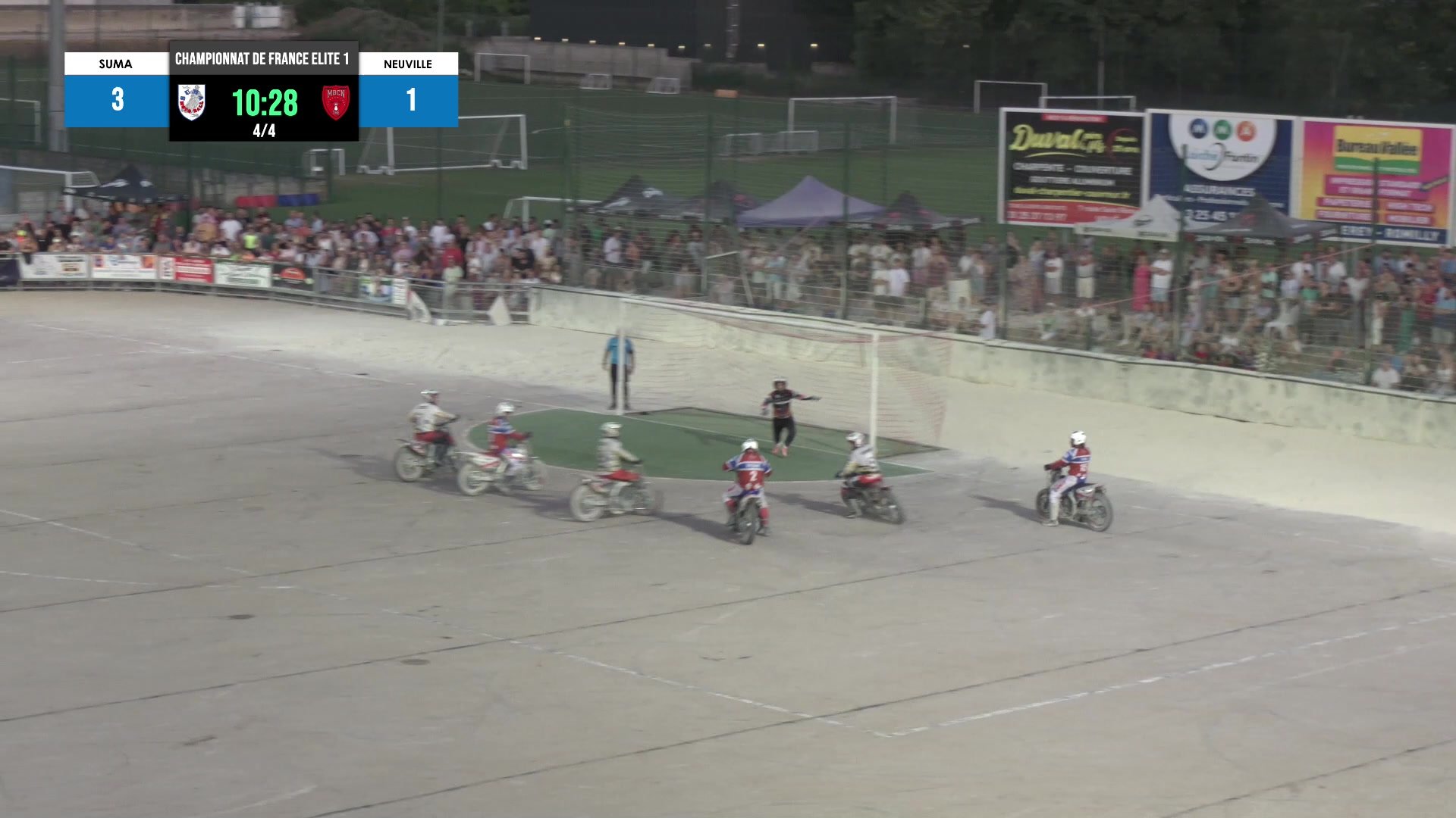 Match de motoball en cours sur terrain extérieur, motos en action