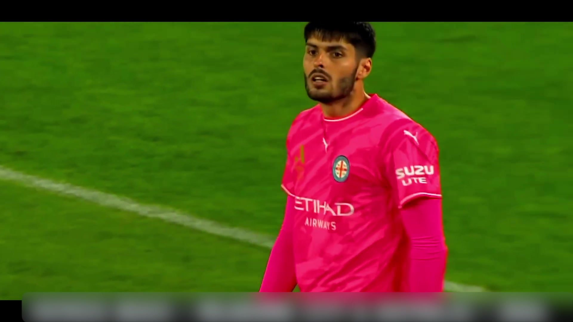 Patrick Beach en maillot rose du Melbourne FC sur une pelouse verte