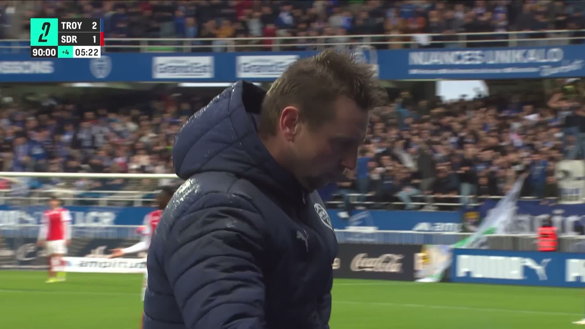 Plateau de l'émission Club Estac avec deux présentateurs face caméra