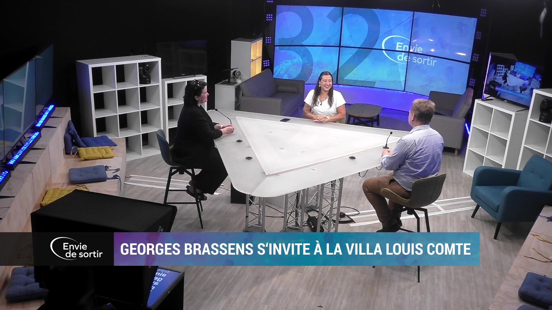 Plateau de l'émission Envie de sortir sur Canal 32 avec trois personnes autour d'une table blanche