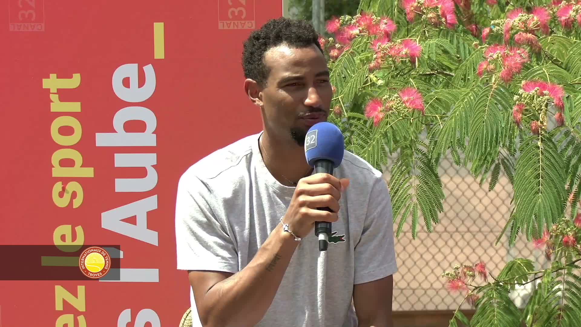 Plateau de l'émission Mag Sports avec présentateur face caméra, décor studio Canal 32