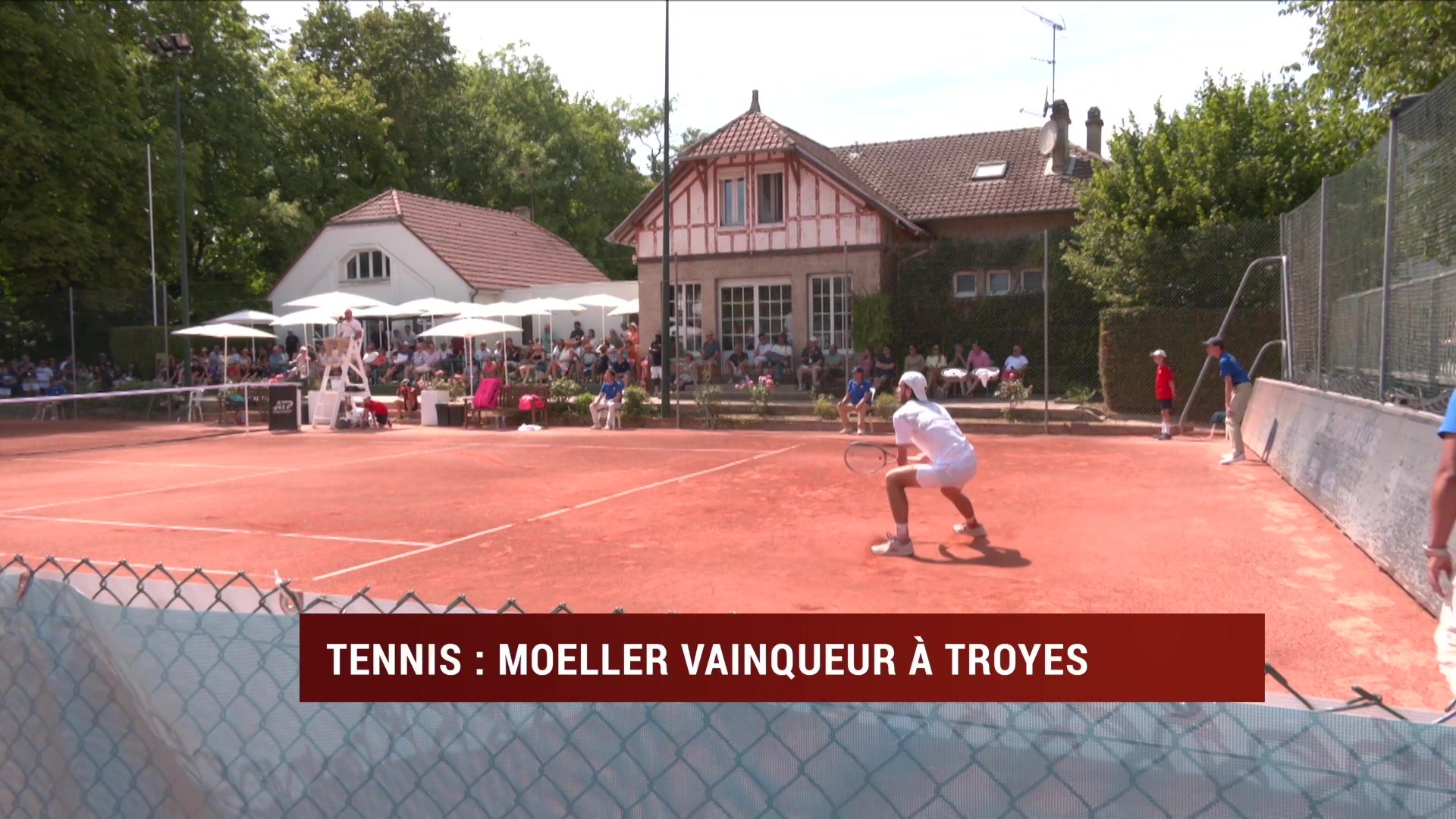 Plateau du Journal des sports de Canal 32 avec présentateur face caméra