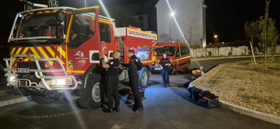 Pompiers de l'Aube vérifiant l'équipement près du camion-citerne de nuit