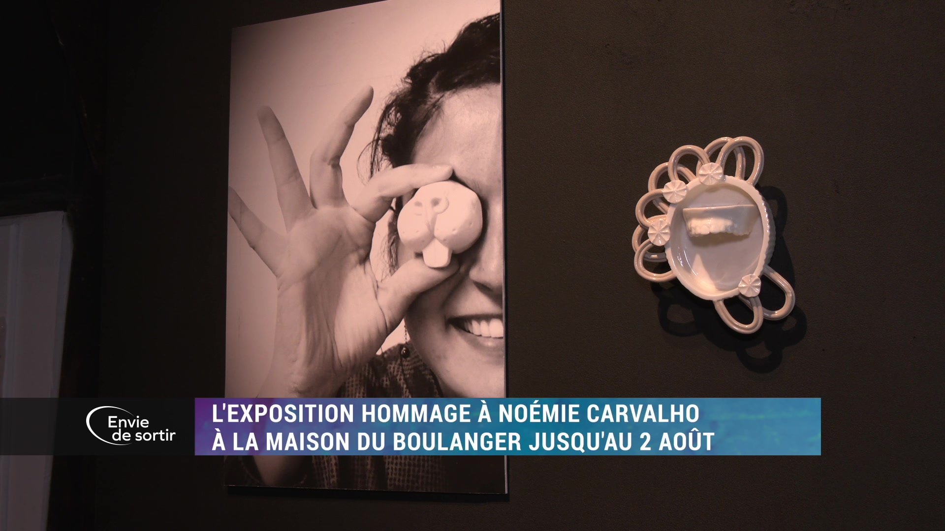 Portrait en noir et blanc d'une femme souriante tenant une pièce de céramique devant son œil, œuvre en céramique