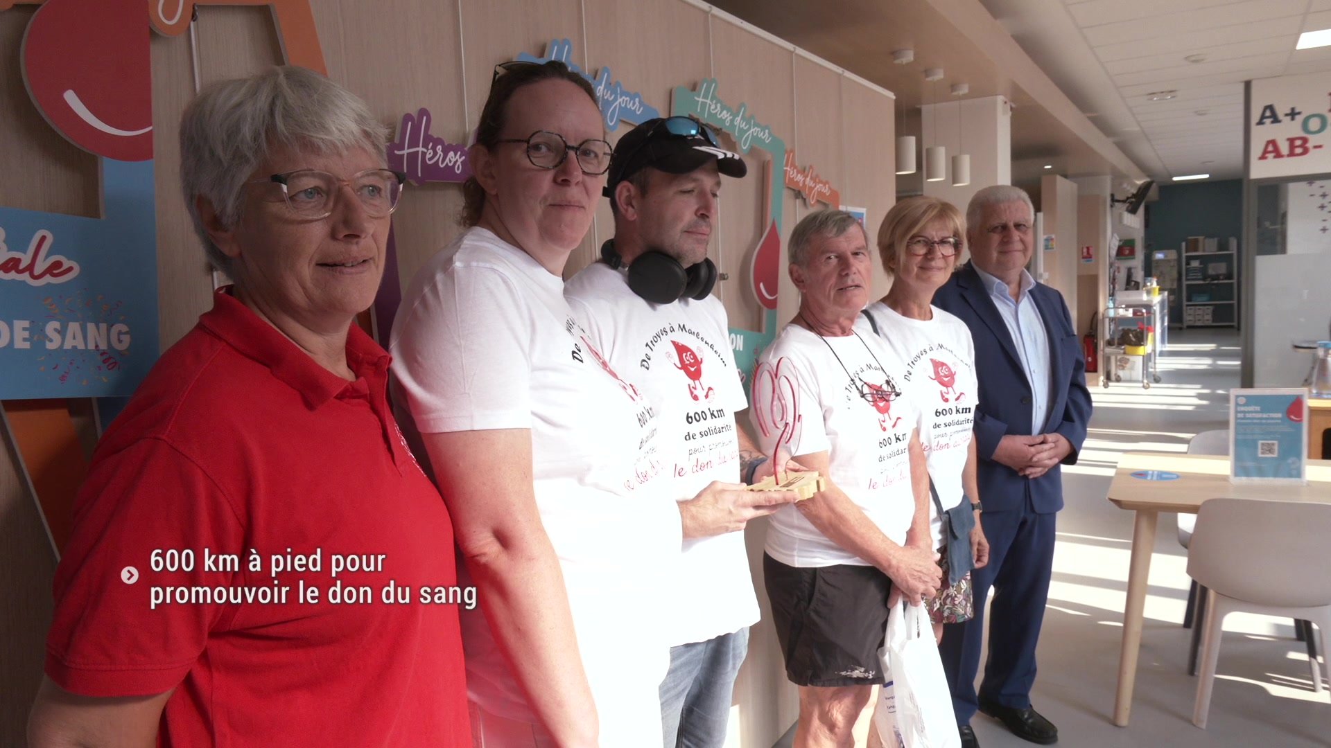 T-shirt blanc inscrit 600 km de solidarité pour promouvoir le don du sang