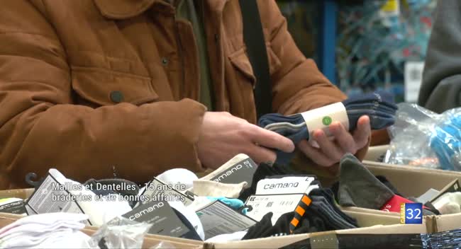 Clients faisant leurs achats lors de la braderie Romilly Mailles et Dentelles à Romilly-sur-Seine