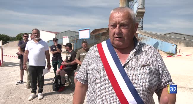 Dominique Baroni, maire de Bar-sur-Seine en écharpe tricolore, devant l'usine Bonna Sabla