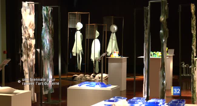 Exposition de verre contemporain avec sculptures et installations à Pont-Sainte-Marie