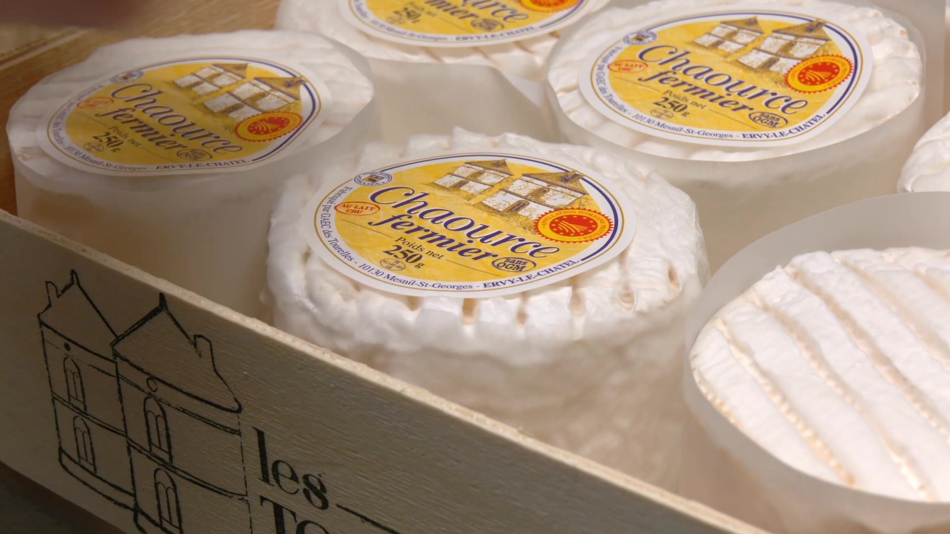 Fromages Chaource fermier de 250g dans une boîte en bois estampillée Les Tourelles