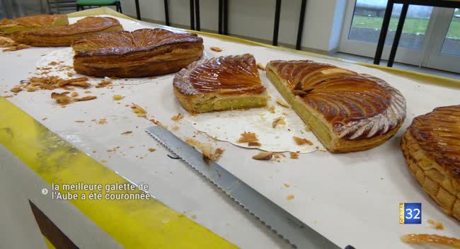 Galettes gagnantes du concours exposées sur table jaune