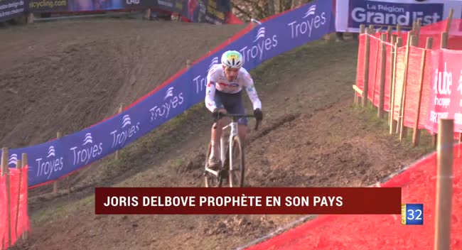 Joris Delbove célébrant sa victoire au cyclocross à Troyes